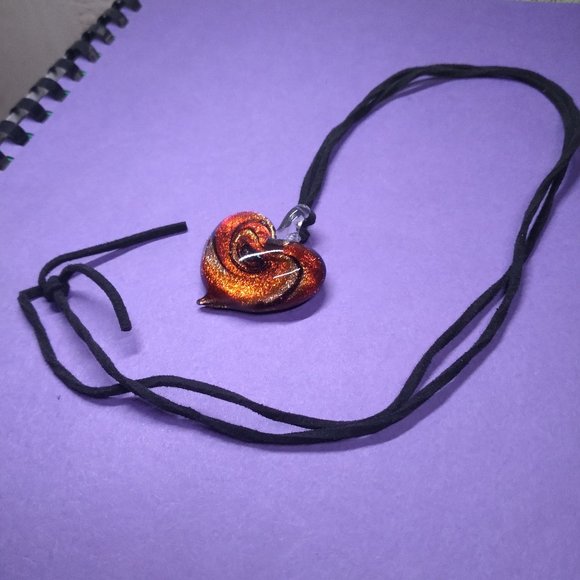 Glittery Heart swirl necklace - Picture 4 of 7